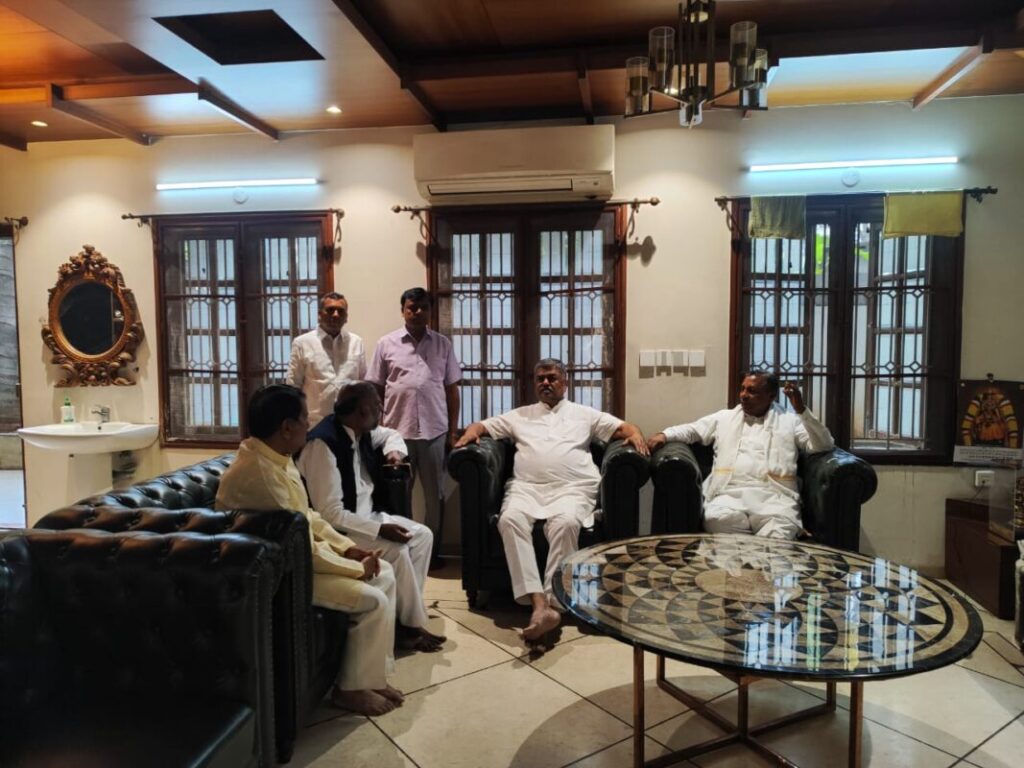 Leaders discuss Siddaramaiah camp strategy amid Karnataka Congress internal politics