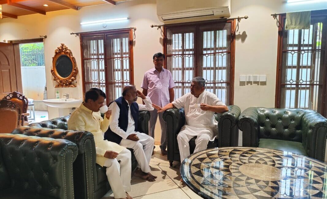 Karnataka Congress internal politics meeting between Hariprasad and Muniyappa