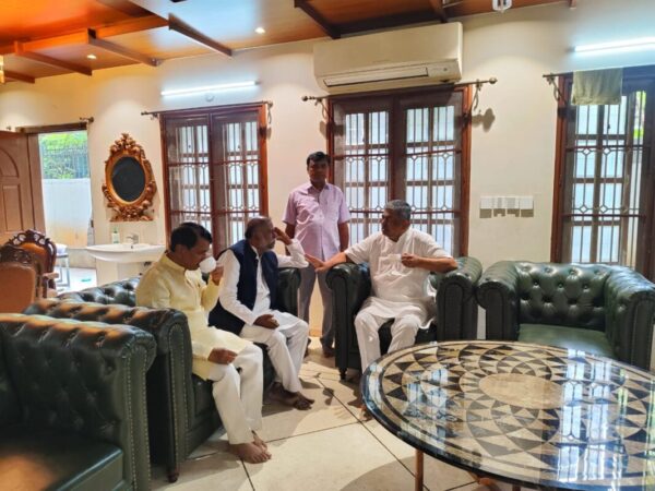 Hariprasad, Muniyappa Meet Signals Strong Backing for Siddaramaiah Camp Amid Karnataka Congress Internal Politics Karnataka Congress internal politics meeting between Hariprasad and Muniyappa
