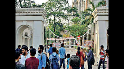 Violent clash between security and students at Presidency University