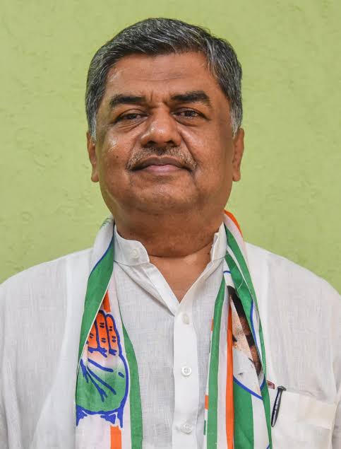 BK Hariprasad Siddaramaiah Supporter Becomes Key Player in Karnataka Congress Leadership Tussle BK Hariprasad speaking at a public event supporting CM Siddaramaiah