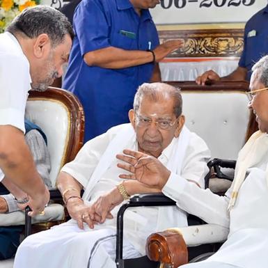 Shamanur Shiva Shankarappa Passes Away: Karnataka Mourns a Stalwart of Politics & Education Portrait of veteran leader Shamanur Shiva Shankarappa