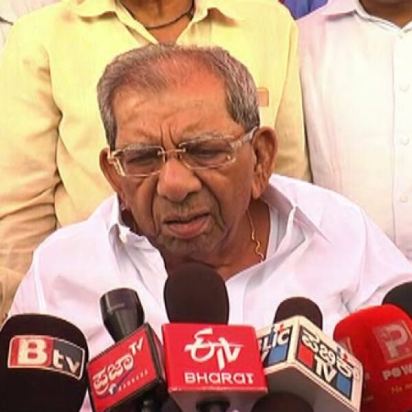 Shamanur Shiva Shankarappa Passes Away: Karnataka Mourns a Stalwart of Politics & Education Shamanur Shiva Shankarappa addressing a public gathering as MLA