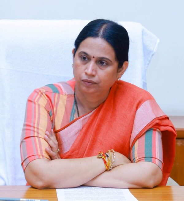 Laxmi Hebbalkar Apologises Over ₹5,000 Crore Gruha Lakshmi Payment Delay Minister Laxmi Hebbalkar addressing the Karnataka Legislative Assembly
