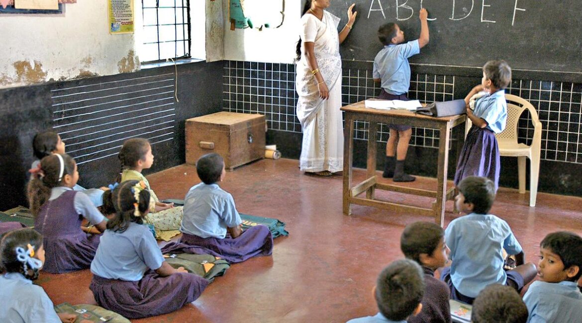 Graph showing the number of private schools shifting to CBSE in Karnataka from 2022-2024.