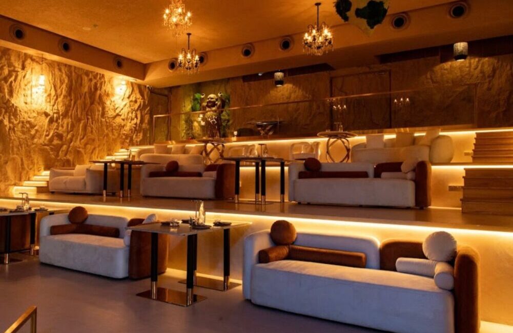 A group sharing global appetisers and drinks at Cavore Pub Bengaluru.