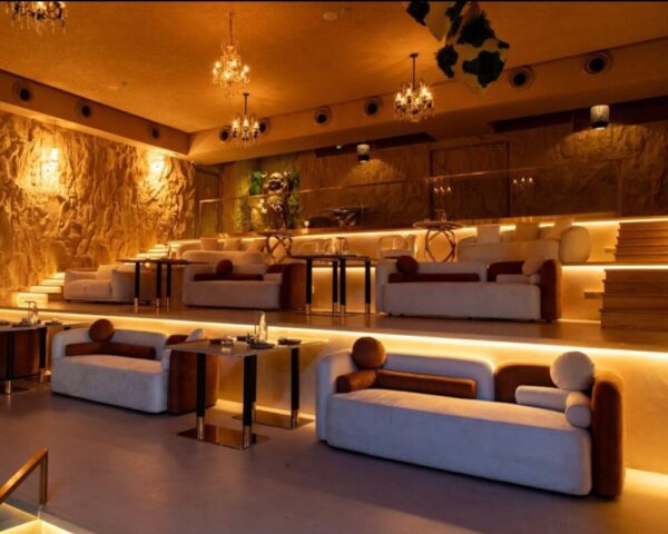 A group sharing global appetisers and drinks at Cavore Pub Bengaluru.