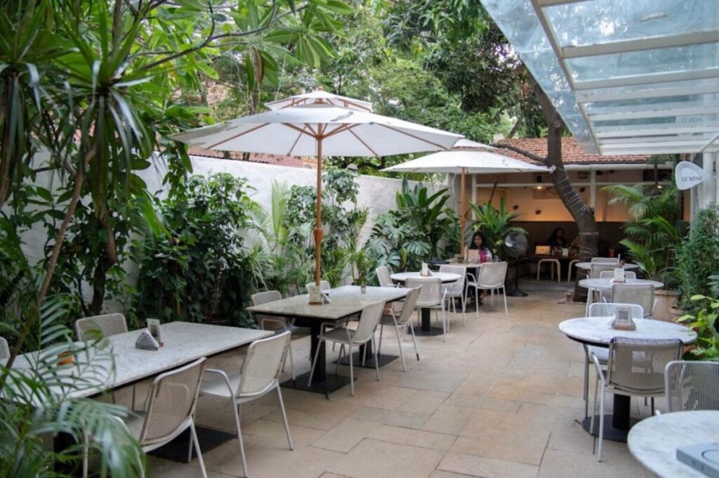 A beautifully plated wood-fired pizza, a signature dish at Green Theory Cafe.