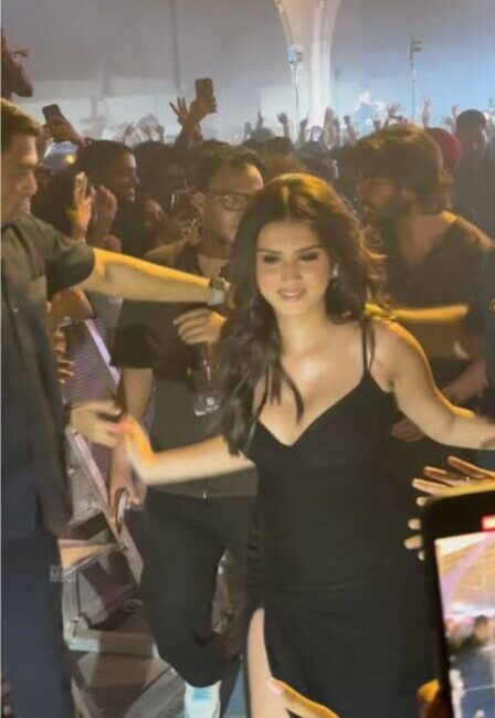 Tara Sutaria and AP Dhillon performing 'Thodi Si Daaru' on stage.