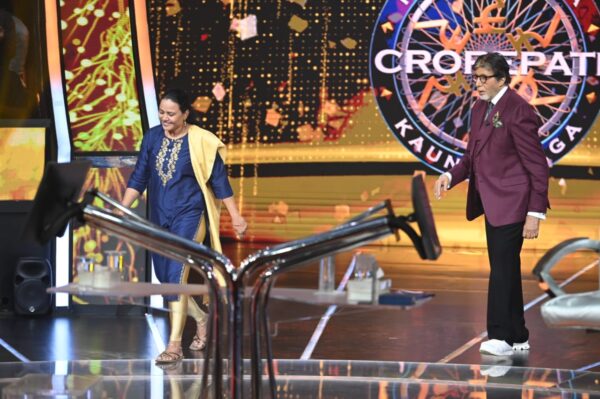 Munnibai Alkunte answering a question in the hot seat on KBC.