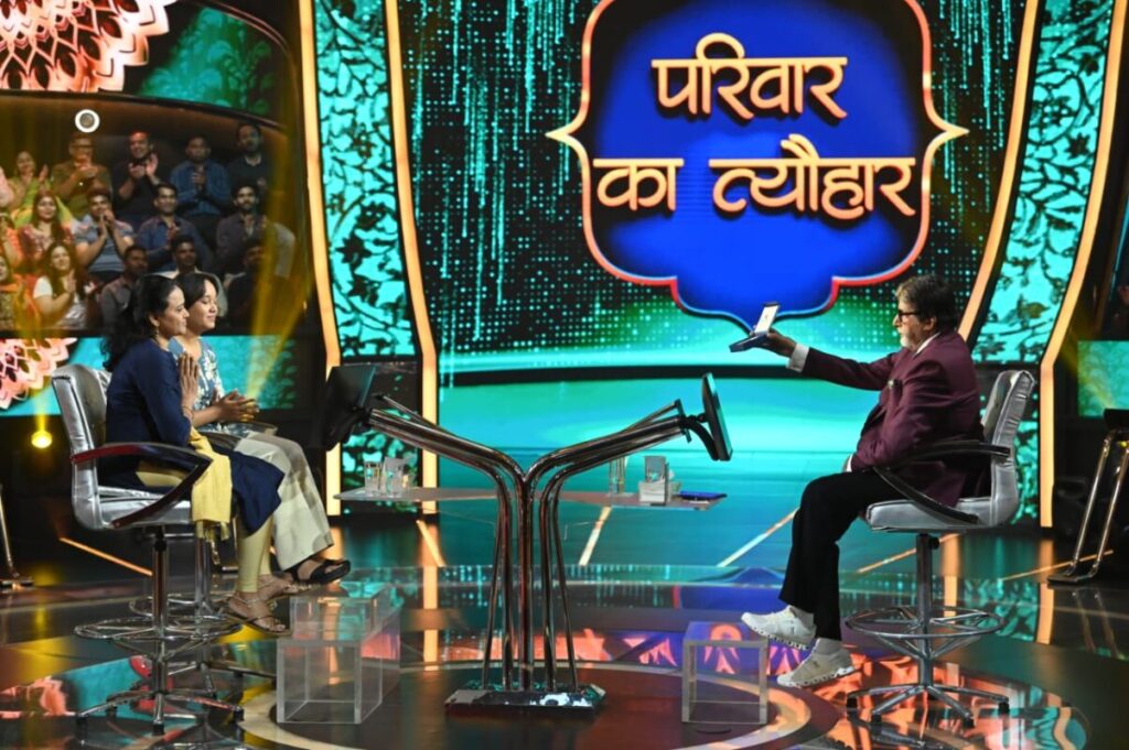 Vijayapura Woman Wins ₹12.5 Lakh on KBC Munnibai Alkunte holding her ₹12.5 lakh prize certificate on the KBC stage.