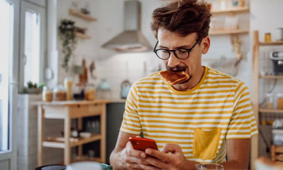 A person practicing eat don't shoot mindful eating, focused solely on their meal without a phone.