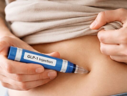 GLP-1 Injections Weight Loss: A Medical Approach to Fat Reduction A medical illustration showing how GLP-1 injections act on the brain and stomach to reduce appetite.
