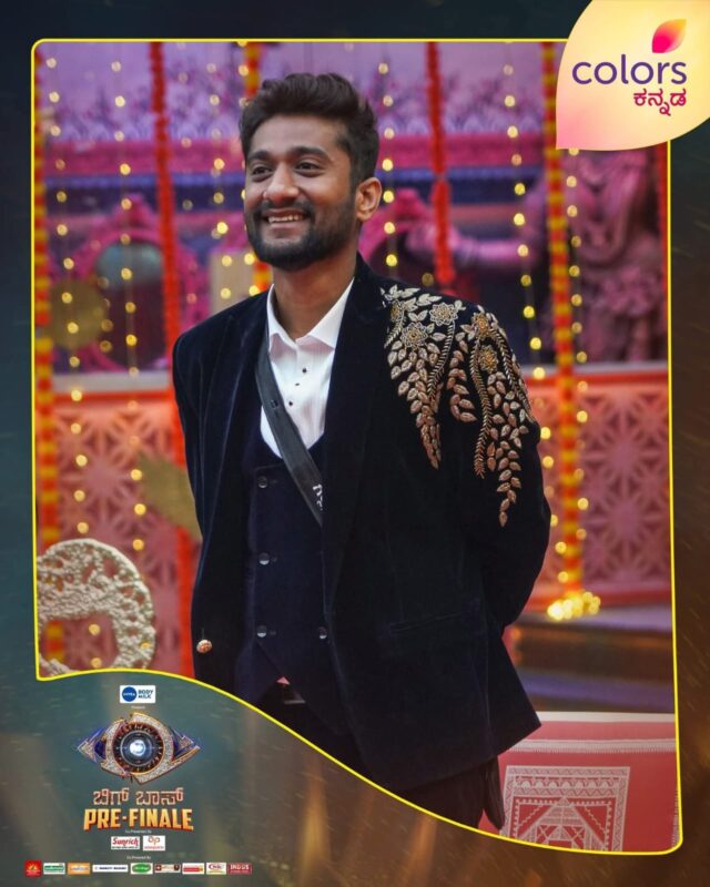 Host announcing Gilli as the Kannada Bigg Boss 15 winner amid a cheering live audience.