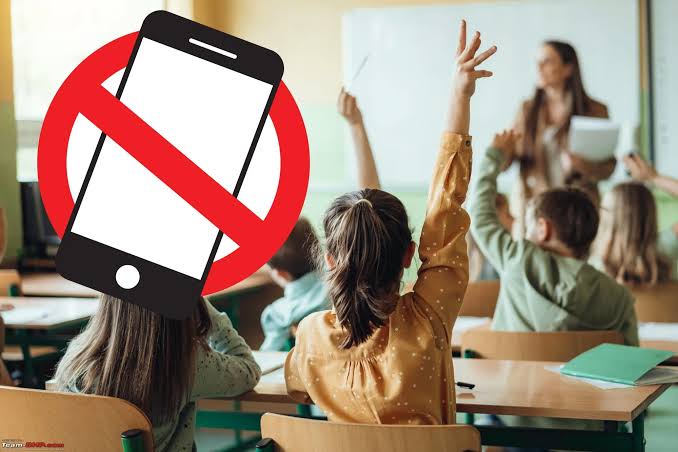 Karnataka Mulls Ban on Mobile Phones in Schools Amid Rising Screen-Time Concerns
