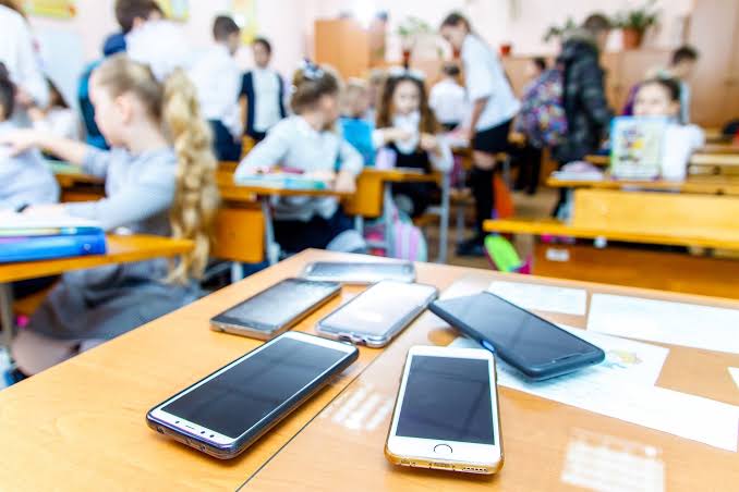 Karnataka Mulls Ban on Mobile Phones in Schools Amid Rising Screen-Time Concerns
